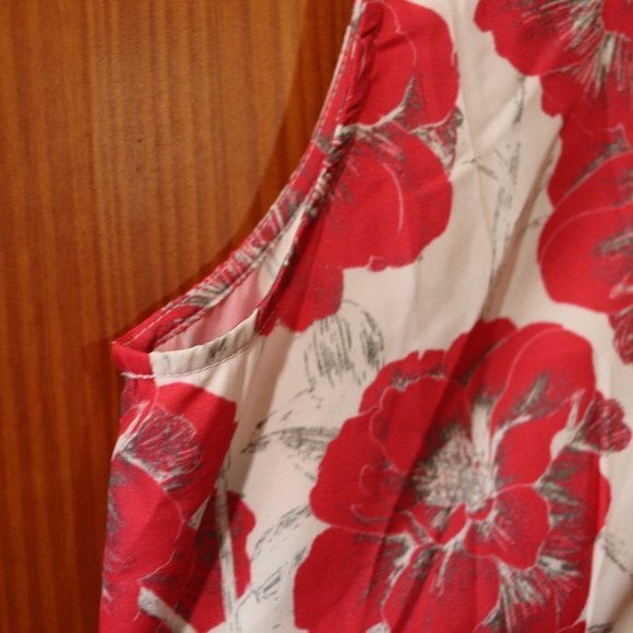 Crosby Bright Red Floral Large Flowers Sleeveless Vneck Top XL - Picture 4 of 9